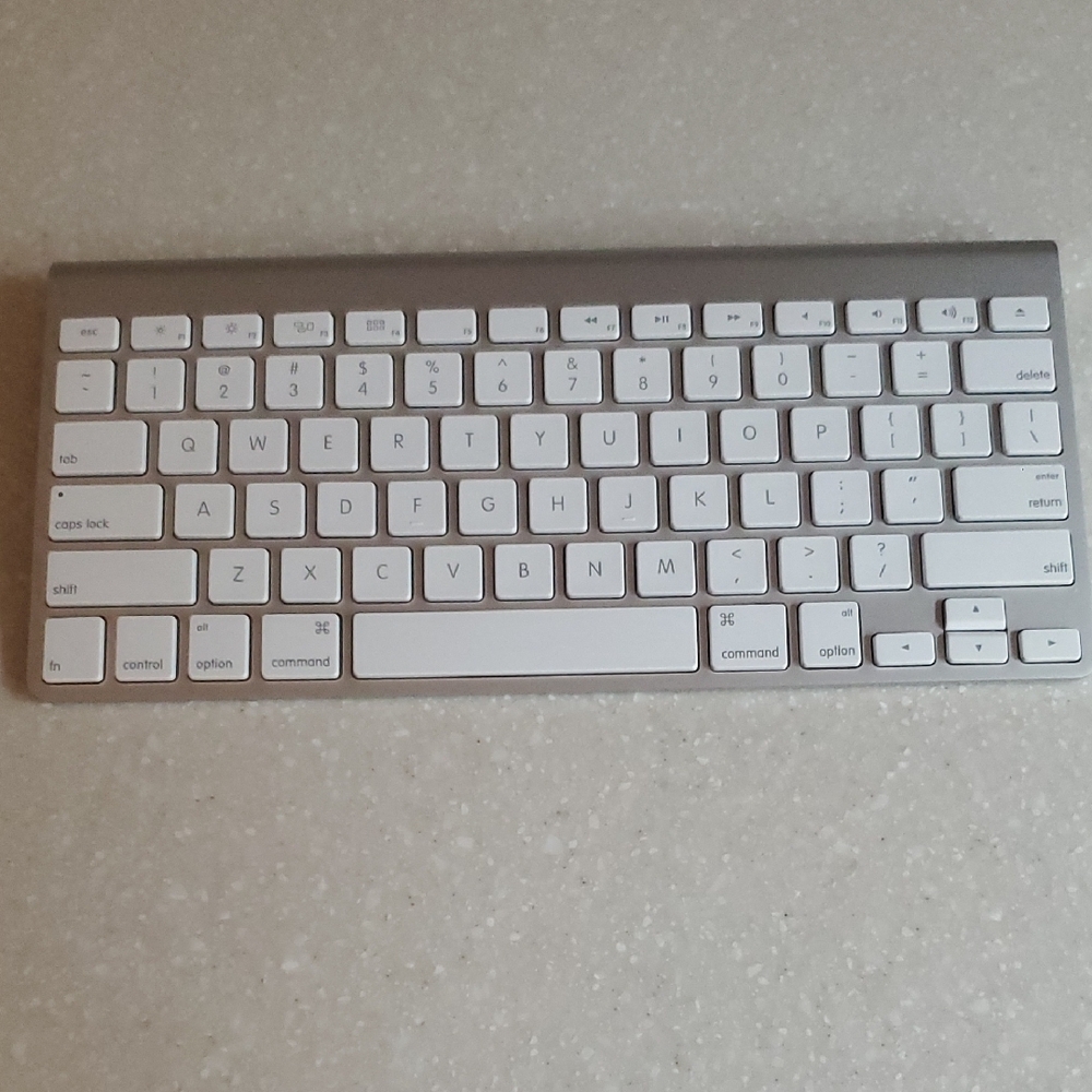 Apple Wireless Keyboard in Silver and White